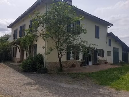 ancienne ferme xixème typiquement quercynoise sur 9ha de prairie + dépendances
