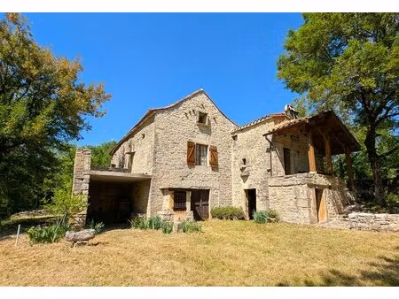 belle maison de campagne en pierre. ginals