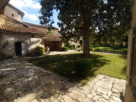 maison de bourg 16e siecle - jardin a la francaise - commerc