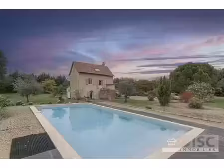 belle maison entièrement rénovée avec piscine  garage  hangar et plus d'un hectare de...