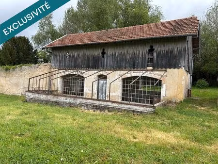maison à renover  donnant sur une grande parcelle