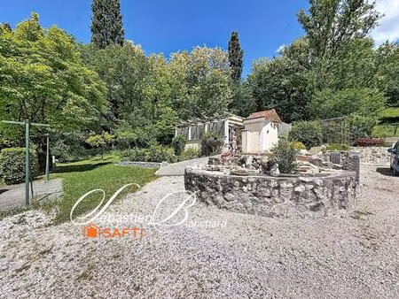 un cadre de vie privilégié entre nature et confort  avec de beaux volumes et un fort poten