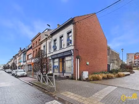 ensemble immobilier avec maison et batterie de garages