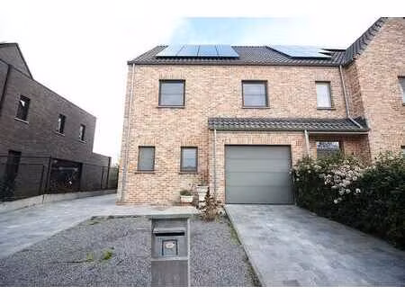 maison familiale récente dans un quartier résidentiel