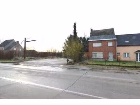 half-open woning + te verkavelen perceel grond.