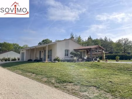 pavillon en lotissement avec piscine et jardin attenant