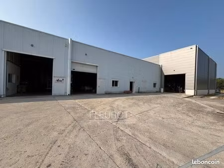 local logistique 400 m²