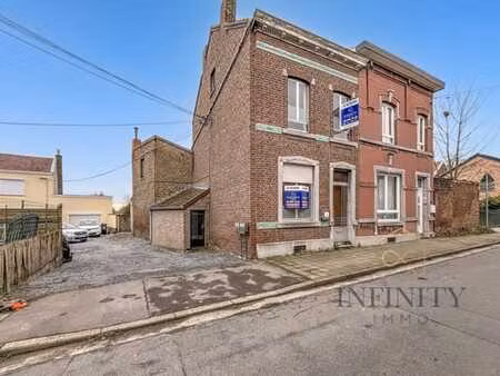 maison de 4 chambres avec un beau potentiel et grand jardin.