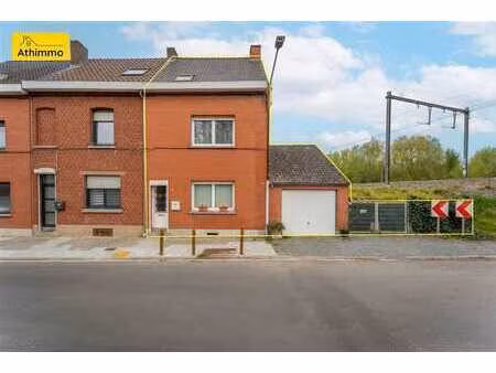 maison 3 façades comprenant 2 chambres  un jardin et un gara
