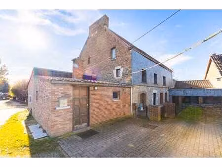 maison de caractère 2 à 3 ch avec garage  ateliers et jardin