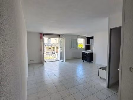 t2 lumineux avec balcon et parking – résidence sécurisée – miramas