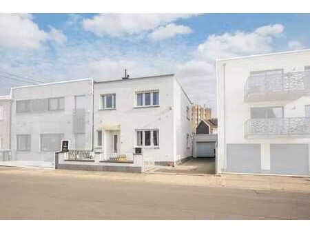 joli maison 3 façades avec jardin