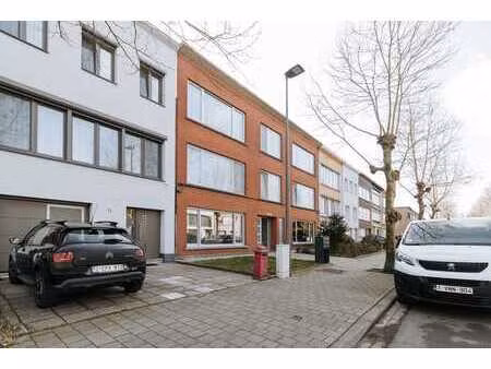 gerenoveerd gelijkvloers appartement met tuin