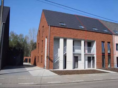 maison écoénergétique entrée privée et terrasse ensoleillée