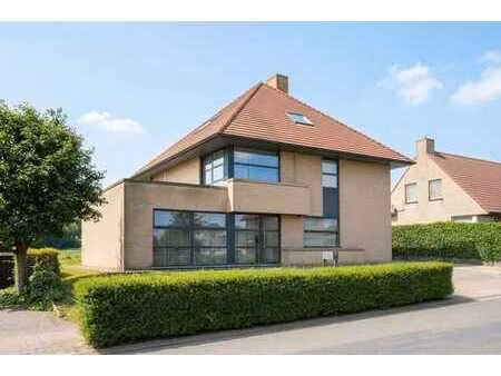 villa exclusive avec espace polyvalent.