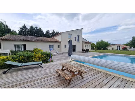 belle maison familiale avec piscine et grand terrain clos de 2 447 m² !
