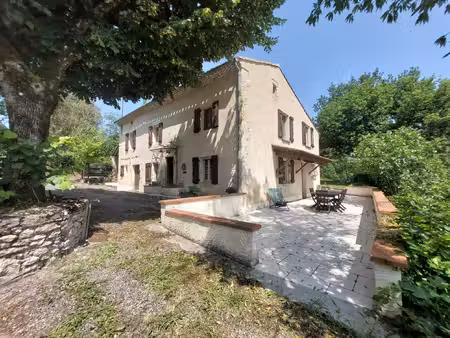 a vendre  maison en pierre avec 2 hectares