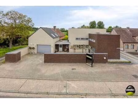 tijdloze moderne woning op 10a73ca te hoeselt.
