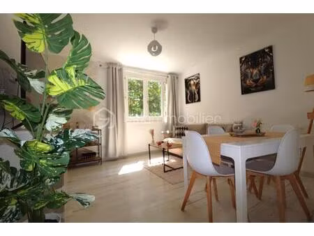 agreable appartement lumineux et traversant ( 3 piéces 50 m² ) avec 2 chambres et cave