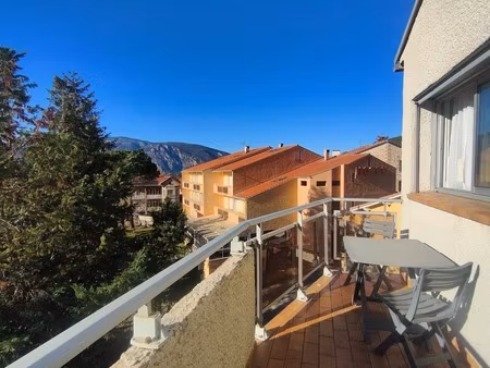 grand studio avec terrasse et vue dégagée
