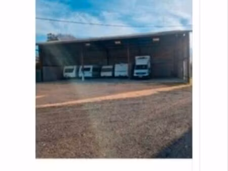 loue emplacements sous hangar sécurisé pour hivernage et gardiennage de campings cars  car