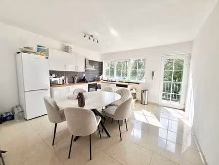 duplex lumineux avec terrasse et potentiel de 3 chambres !