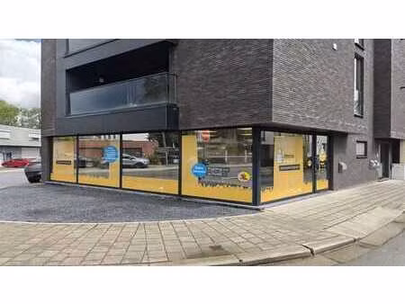 rez-commercial avec super emplacement et super charisme !