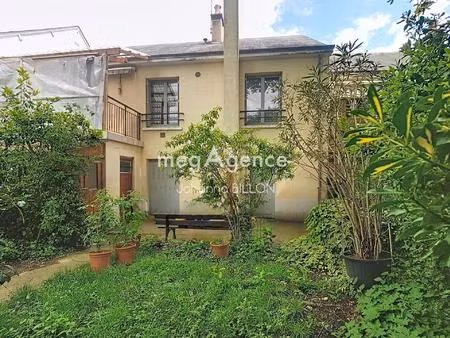 maison de ville au fond d'une impasse  avec beaucoup de potentiel !!