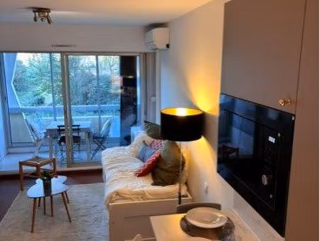 à une minute à pied de la mer  ce charmant studio de 20 m²  avec loggia