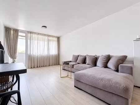 studio de 31 m² avec balcon  cave et parking extérieur