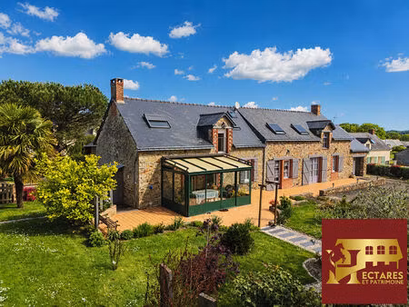 propriété de caractère sur 3 hectares  habitation familiale  potentiel équestre  dépendanc