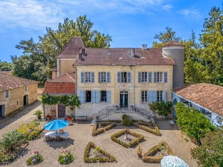 authentique château du xviième avec chambres d'hôtes  gite et