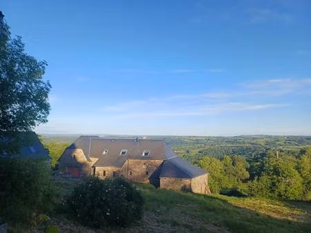 idéalement situé  rare et au calme à 20km de rodez et 15 minutes de l'aéroport .