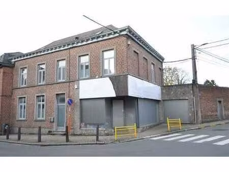spacieuse maison 3 façades de 400 m² centre de dour!
