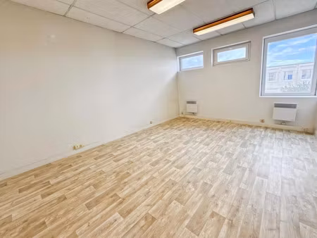 location locaux professionnels 19 m² à saran (45770)  426 €