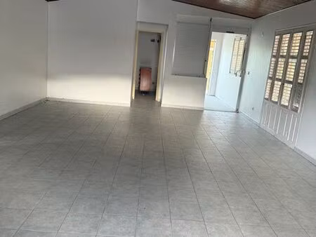 à louer – spacieux haut de villa avec vue mer – quartier monnerot  robert