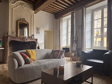 semur en auxois centre-ville : appartement quatre piéces  93m²  avec une terrasse. prix : 