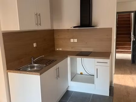 magnifique studio neuf superbement fini en plein centre avec parking et terrain