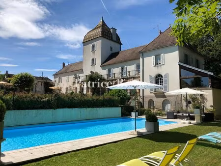 en bourgogne-franche-comté  au bord de la saône  à 35 min de dijon  un château du 19e s...