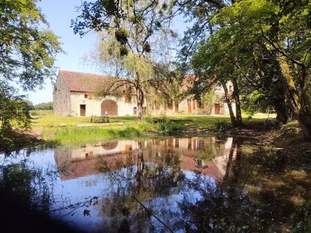 maison en pierres à la campagne