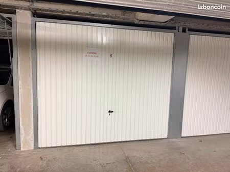box de garage fermé avec électricité et espace de rangement