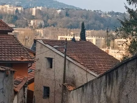 atypique  unique  îlot de verdure à la croix-rousse