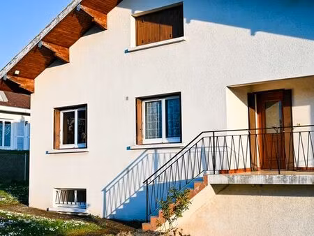 grande maison type chalet avec cinq chambres  grand garage  quatre greniers  balcon et ver