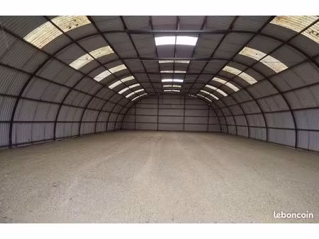 hangar métallique 300m² à louer – porte coulissante – accès 26t – proche aéroport