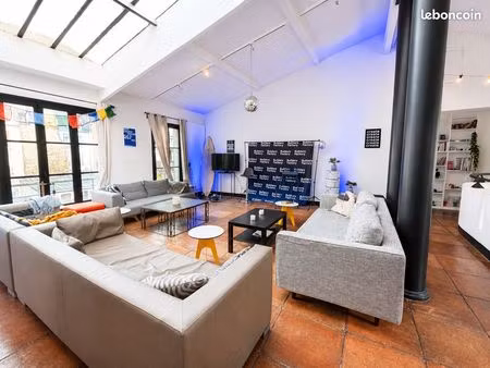 grande salle de réunion avec terrasse