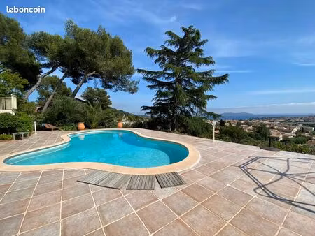 très belle villa sur les hauteurs de carqueiranne