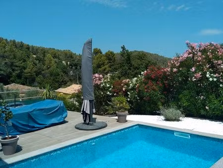 maison avec piscine et jacuzzi