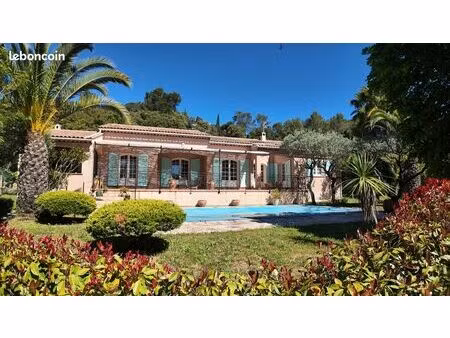 villa t4 de 115 m²  de plain-pied  avec piscine et garage sur un terrain paysagé de 1 470 