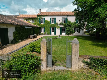 maison de ville avec dépendances et jardin autour