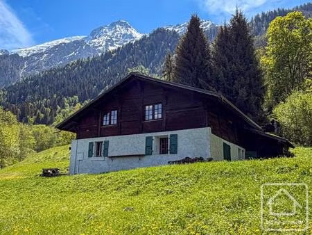 ferme indépendante de 4 chambres sur un grand terrain dans un environnement calme  double 